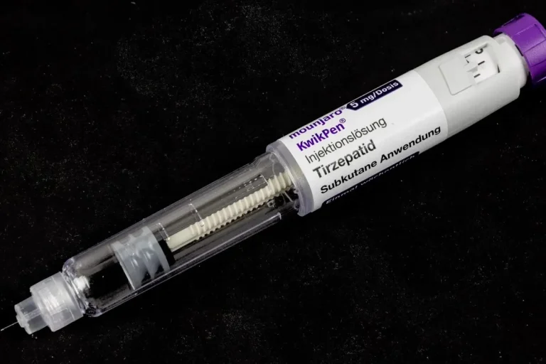 Lilly mounjaro KwikPen Tirzepatid 5 mg per dose rate By © Raimond Spekking / CC BY-SA 4.0 (via Wikimedia Commons), CC BY-SA 4.0, https://commons.wikimedia.org/w/index.php?curid=158098866