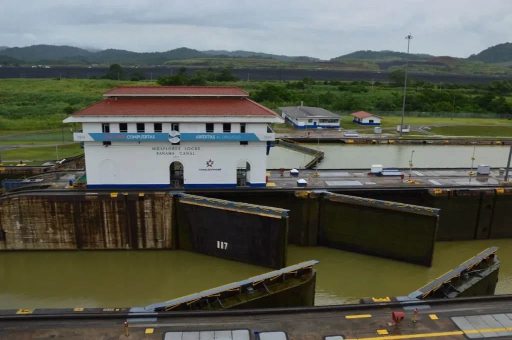 Main building of the Miraflores locks By Ivo Kruusamägi - Own work, CC BY-SA 4.0, https://commons.wikimedia.org/w/index.php?curid=51791398