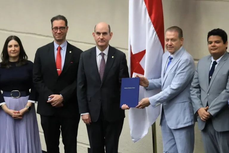 The Minister of Economy and Finance, Felipe Chapman, presented to the Plenary of the National Assembly a bill that modifies article 4 of Law 106 of 1974, with the purpose of establishing a new scheme for the Real Estate Transfer Tax (ITBI) applicable to the first sale of certain new homes creating a housing tax relief Credit MEF GOB