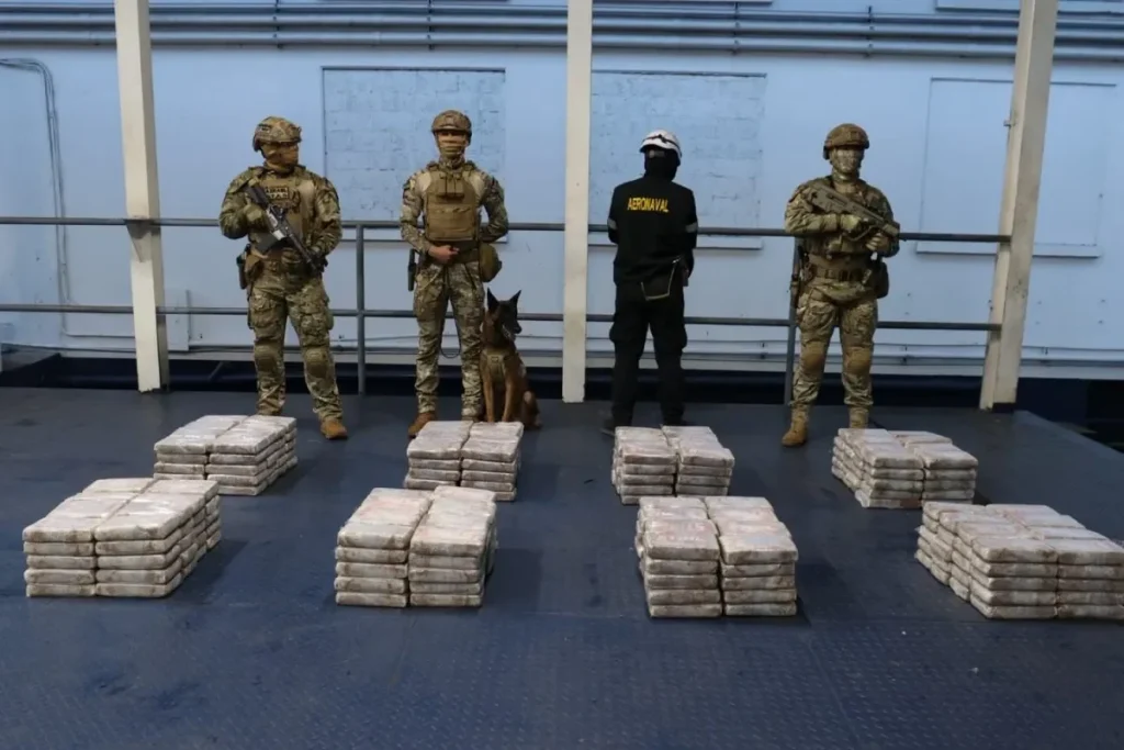 Air and Naval Service intercepts 320 packages of suspected drugs in transit through Panama Officers in front of packages Credit Aeronaval