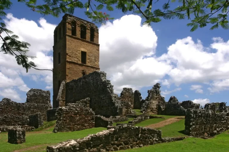 Cathedral Tower, Panama Viejo Por Rodolfo Aragundi - Flickr: Torre de la Catedral Panamá Viejo, CC BY-SA 2.0, https://commons.wikimedia.org/w/index.php?curid=21895459