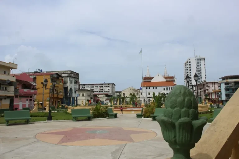 Colossal David Legal Limbo Strands 16K People Without Usable Local Government Parque 5 de Noviembre in Colón City, Panamá. Por Danelet - Trabajo propio, CC BY-SA 4.0, https://commons.wikimedia.org/w/index.php?curid=70127156