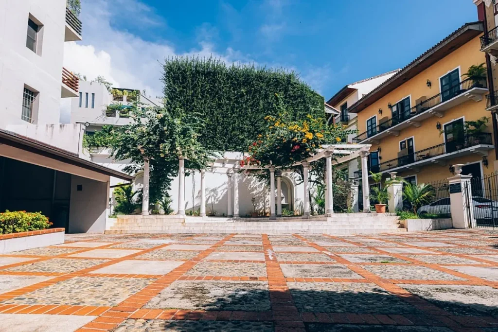 Court yard Credit Casa de la Municpalidad