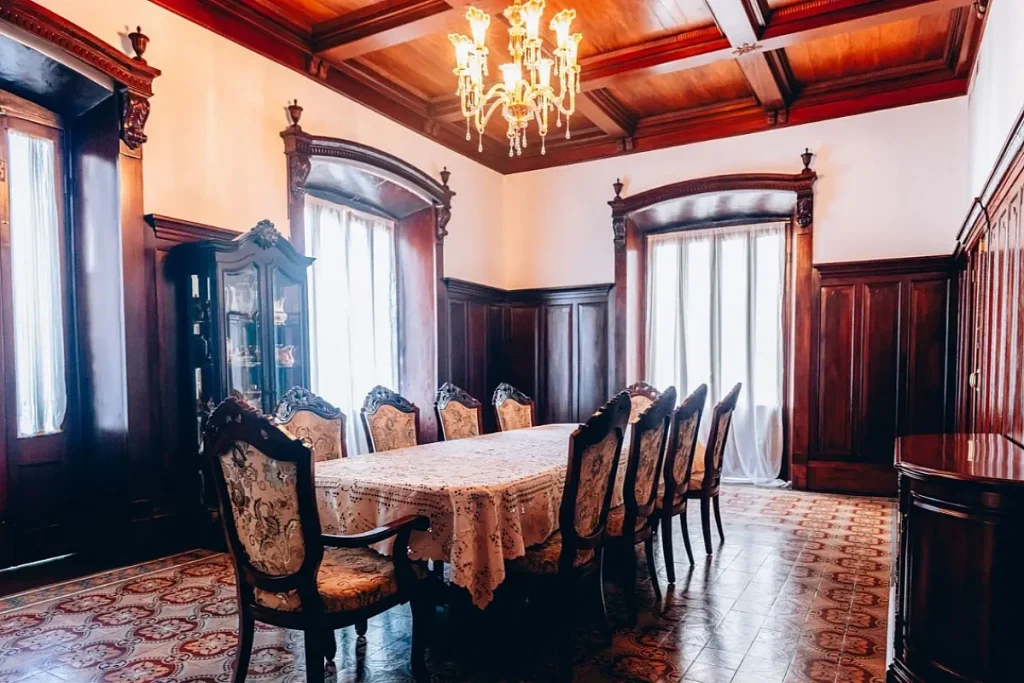 Dining Room Credit Casa de la Municpalidad
