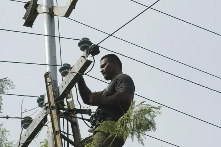 Electricity Consumer Complaints Demand Reform Push in Panama electric worker