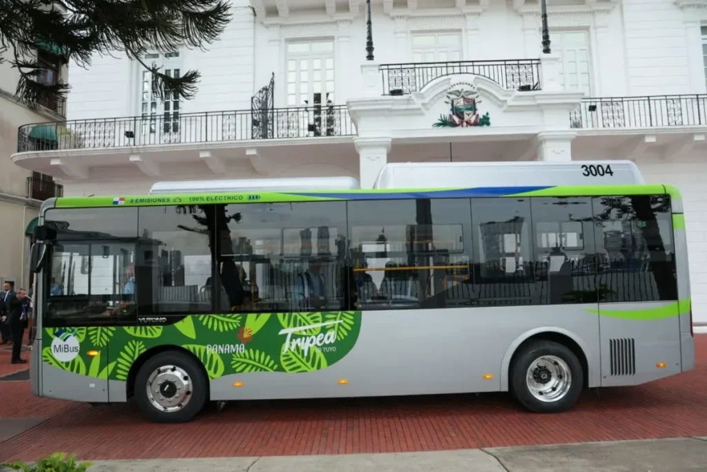 five new 100% electric buses in the Old Town Casco Viejo Credit Presidencia