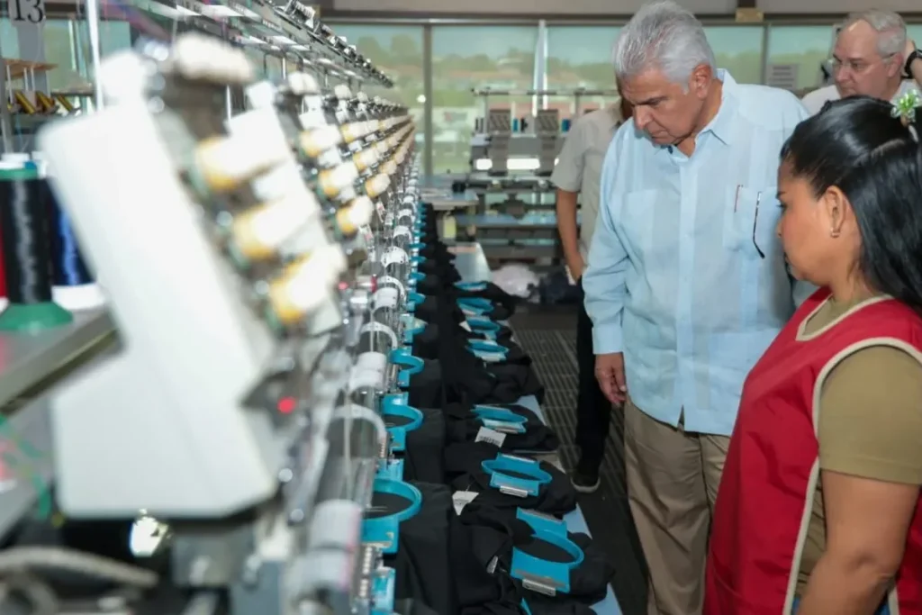 President looking at embroidery machines at Panamanian company that has begun hiring young people trained at ITSE