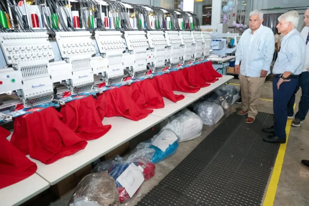 President looking at sewing machines at Panamanian company that has begun hiring young people trained at ITSE