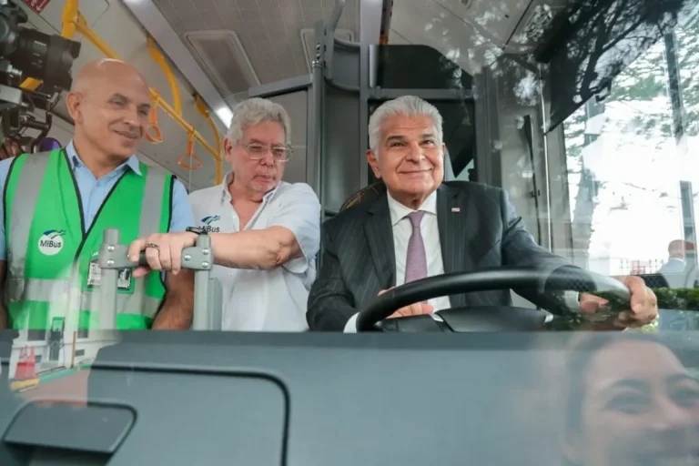 President Personally Launches Electric Buses in Historic Casco Antiguo President Mulino announces the start of operations of five new 100% electric buses in the Old Town Casco Viejo Credit Presidencia