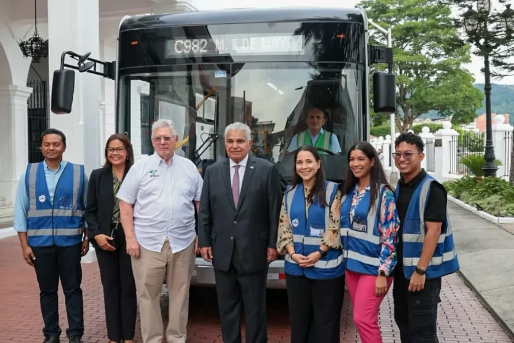 President Mulino in front of a bus announces the start of operations of five new 100% electric buses in the Old Town Casco Viejo Credit Presidencia