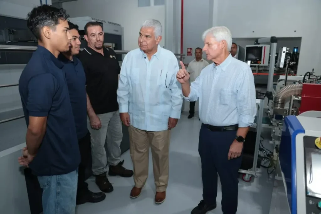 President talking to Workers at Panamanian company that has begun hiring young people trained at ITSE