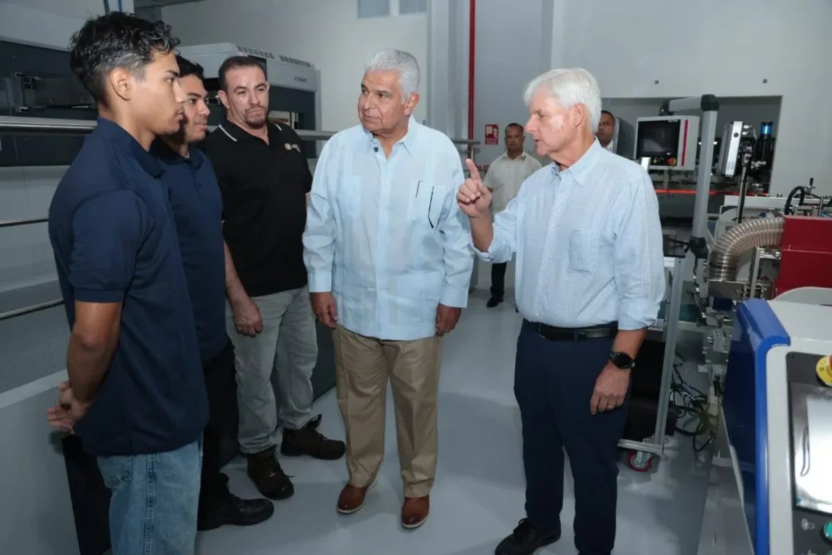 President talking to Workers at Panamanian company that has begun hiring young people trained at ITSE
