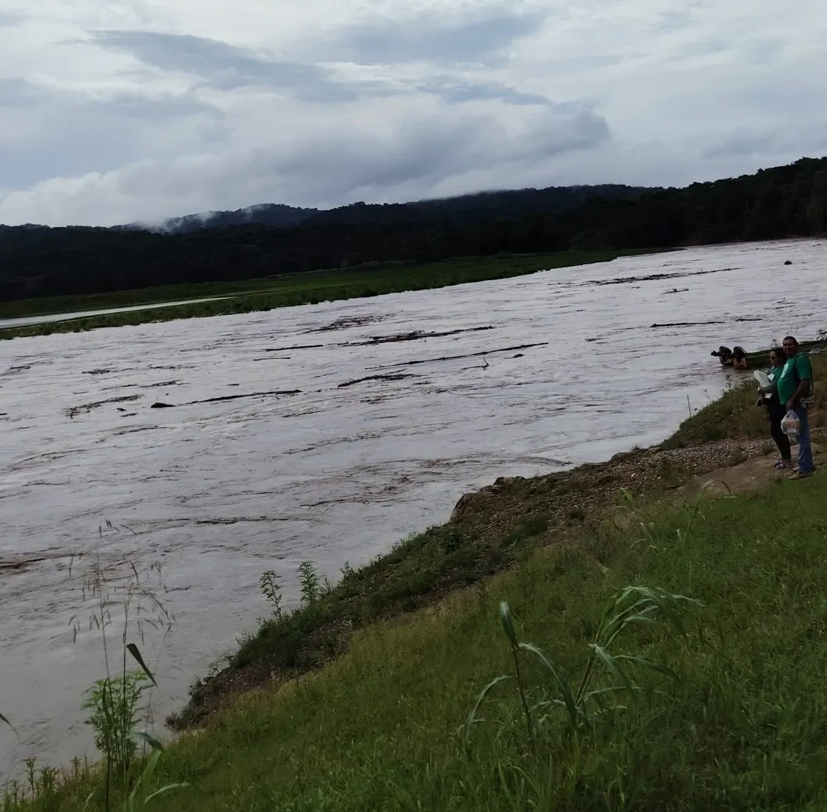 Preventive closure of Chagres National Park Chagres river flooding closure 2 ppl by the river Credit MiAmbiente