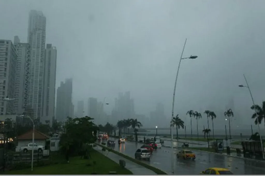 rainy road panama credit alcaldia
