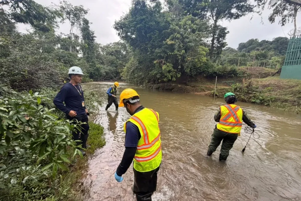 Scientists Reviewing Waterway Credit MiAmbiente