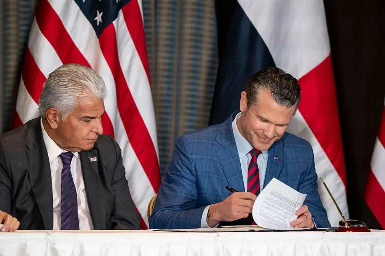 sd hegseth attends centsec 25 visits sailors aboard uss chosin and panama president mulino