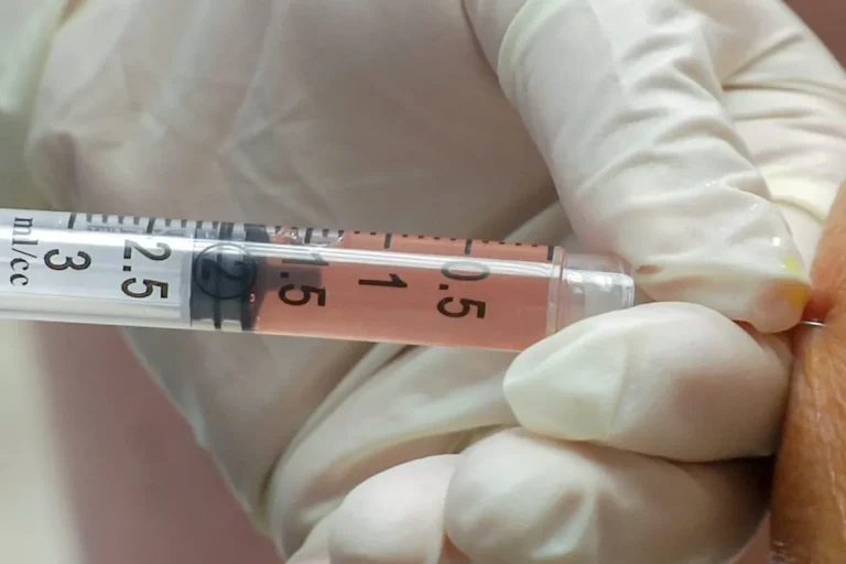 Mesenchymal stem cells being injected into the knee of patient By [Alice Pien, MD] - Own work, CC BY-SA 4.0, https://commons.wikimedia.org/w/index.php?curid=72199870