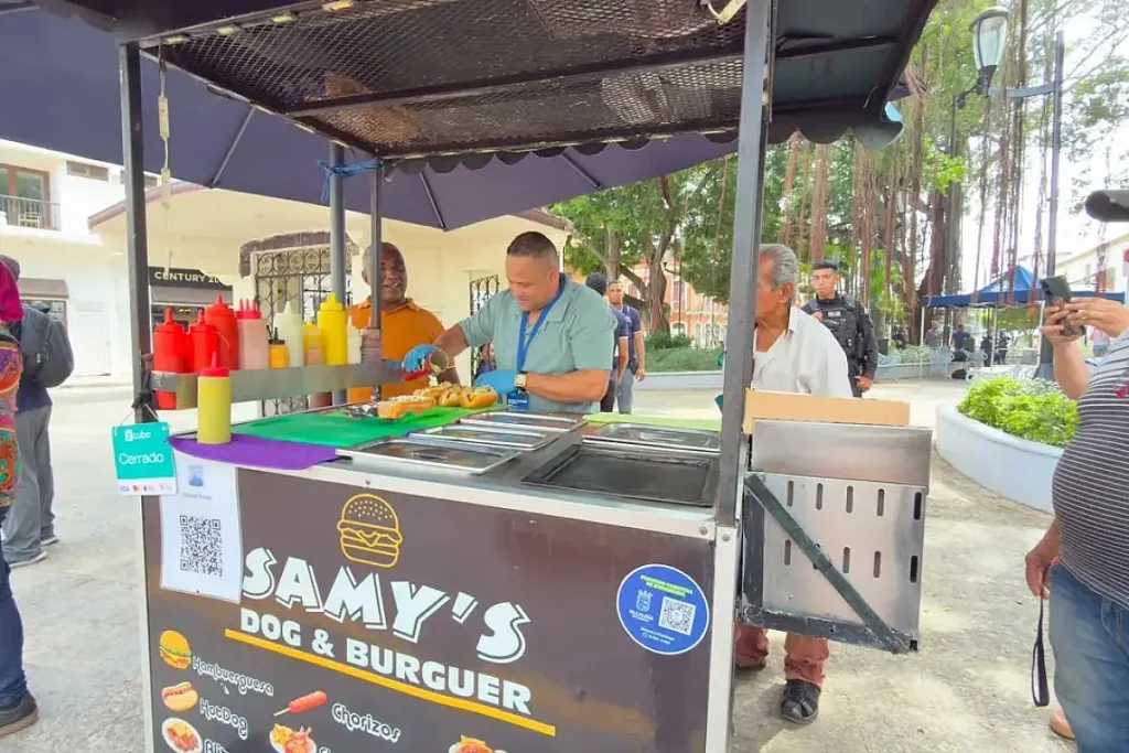 Street Vendor in Santa Ana Park by Mupa gob
