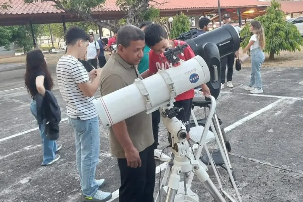 The students have their first experience of astronomical observation with a telescope Credit dinace utp AC pa