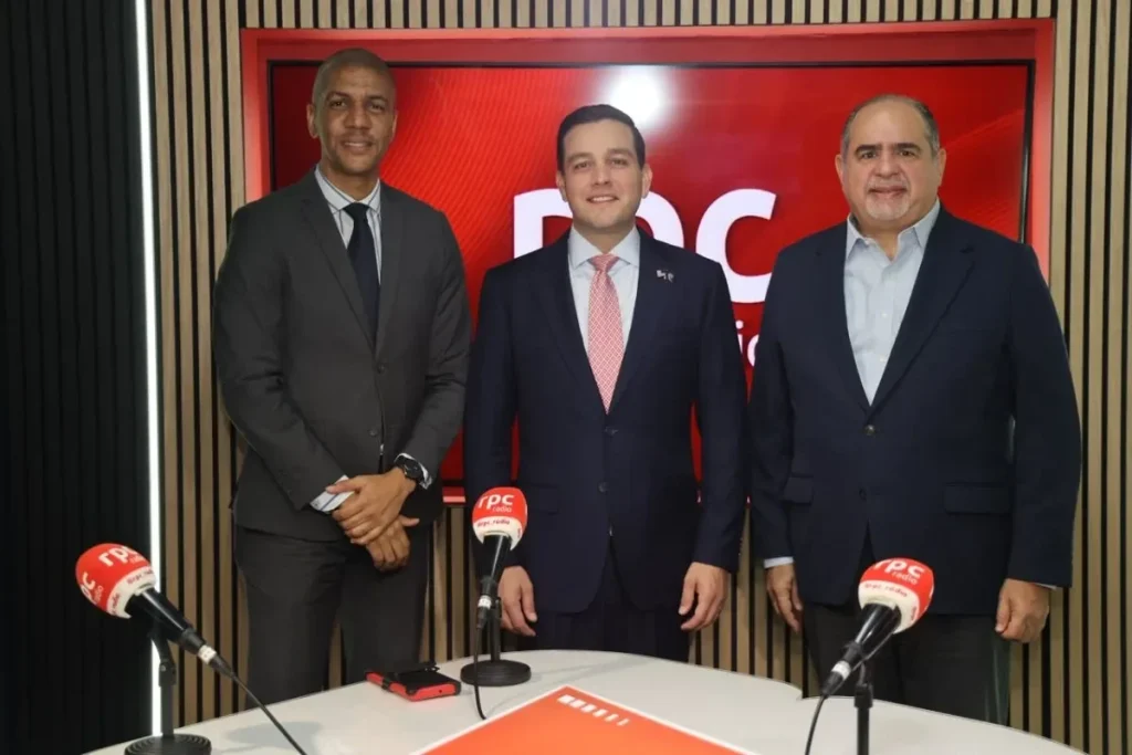 The U.S. Embassy in Panama, in cooperation with Corporación Medcom and RPC Radio, launched “English on the Go” Embassy Readio Show Credit US Embassy Panama