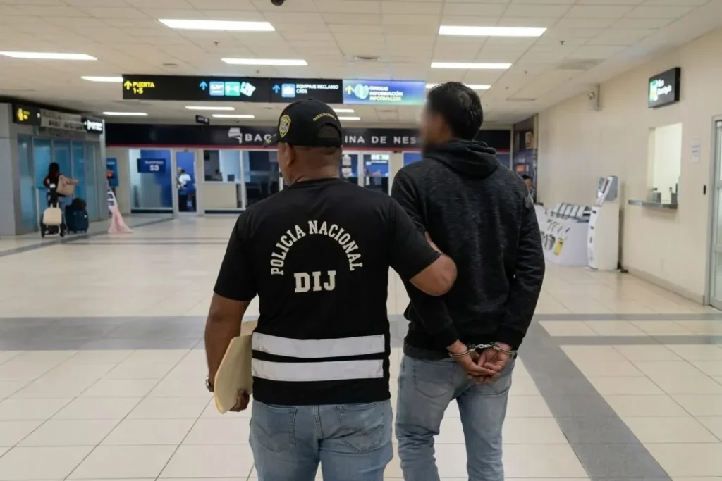 Third war recruiter caught in Tocumen Airport