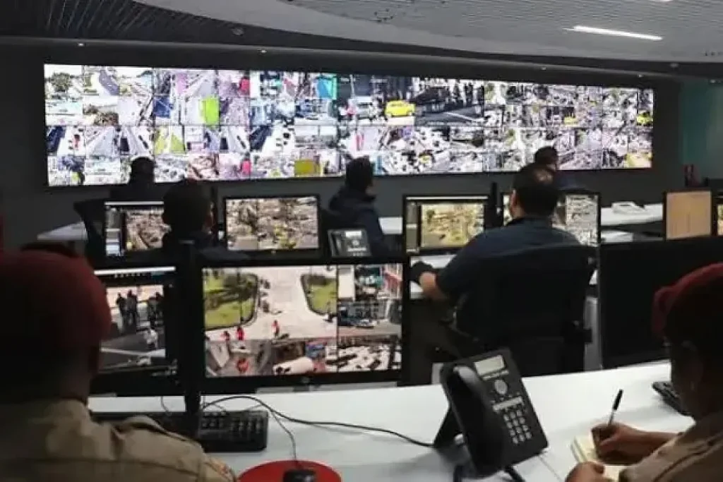 Video surveillance Center. Municipal police prevent attack on woman Credit MUPA
