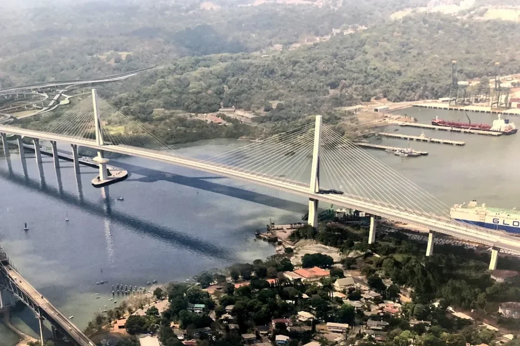 4 Bridge Above the Canal. By Presidencia.