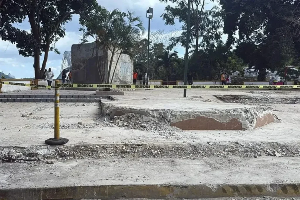 Work Struggle at Chinese Community Monument Site Following Panamanian Court Order. By TL