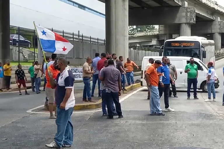 If an agreement is not reached soon, transport operators threaten to strike. (By CL)