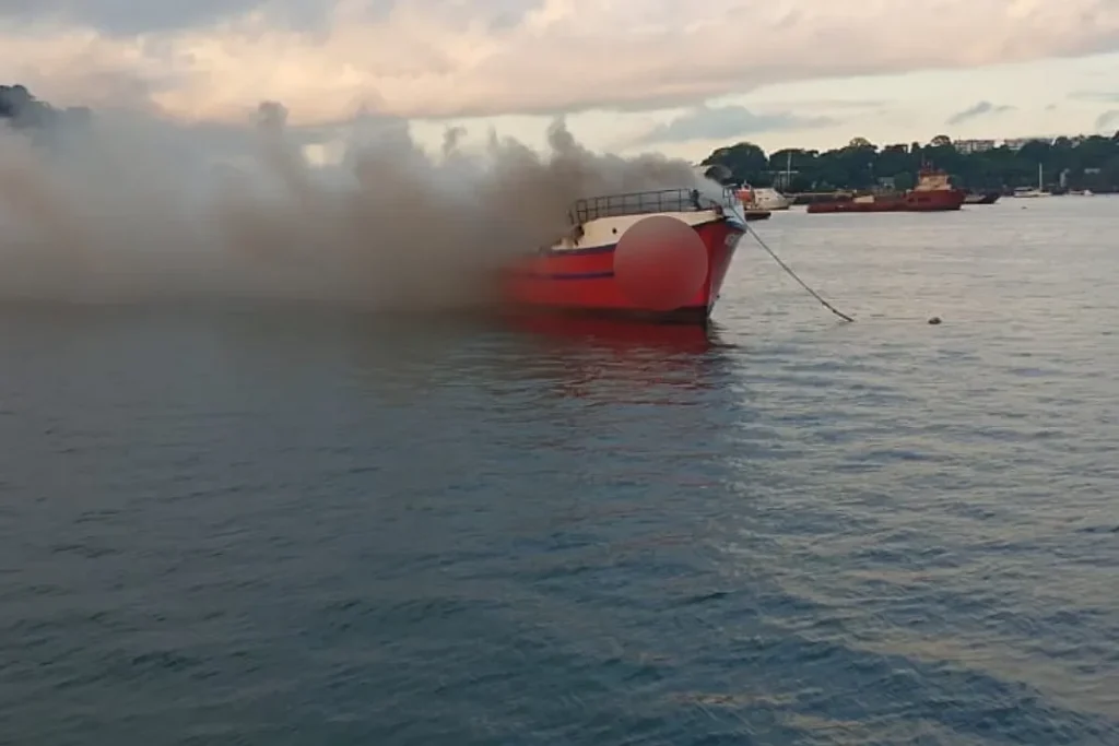 Yacht after the Fire. By Bomberos Panama.