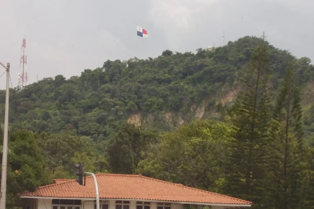 Flag on Ancon Hill By Kiam-shim - Own work, CC BY-SA 3.0, https://commons.wikimedia.org/w/index.php?curid=7912809