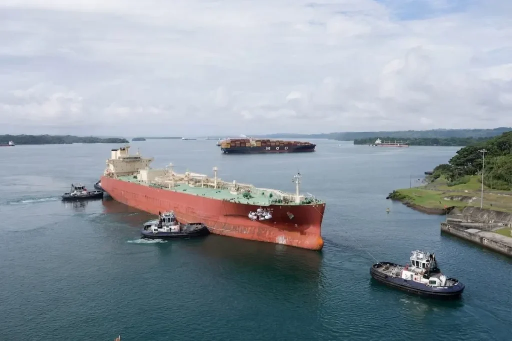 ship crossing the canal Lago Gatun