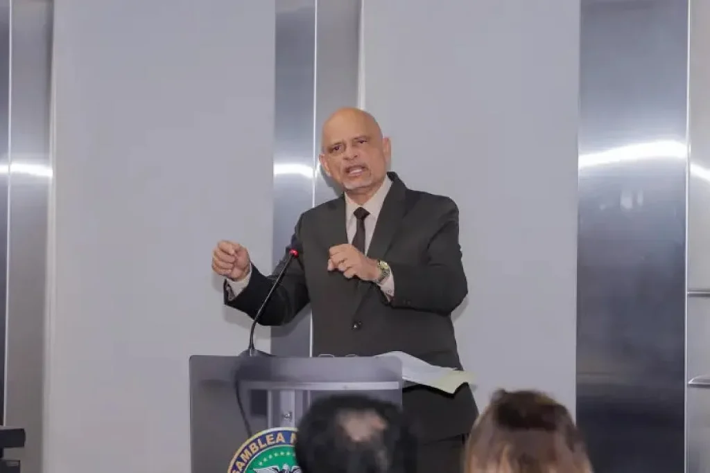 Deputy Ernesto Cedeño stated that the law is not populist, but rather necessary for students and parents. By Asamblea Nacional.