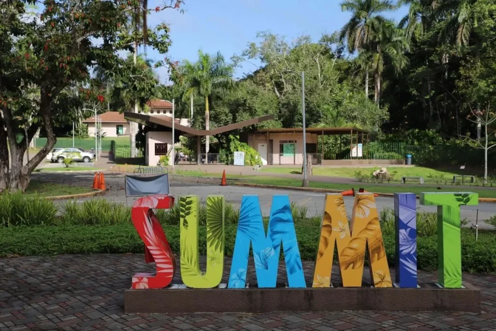 Summit Entrance. By Alcaldia Panama.