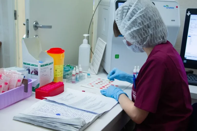 Human blood test in laboratory By Ja muzalevskaya - Own work, CC0, https://commons.wikimedia.org/w/index.php?curid=118524530