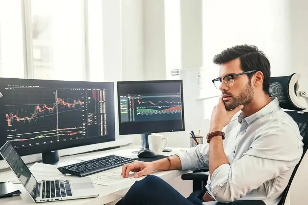 Investor with computer. By Inveslo.
