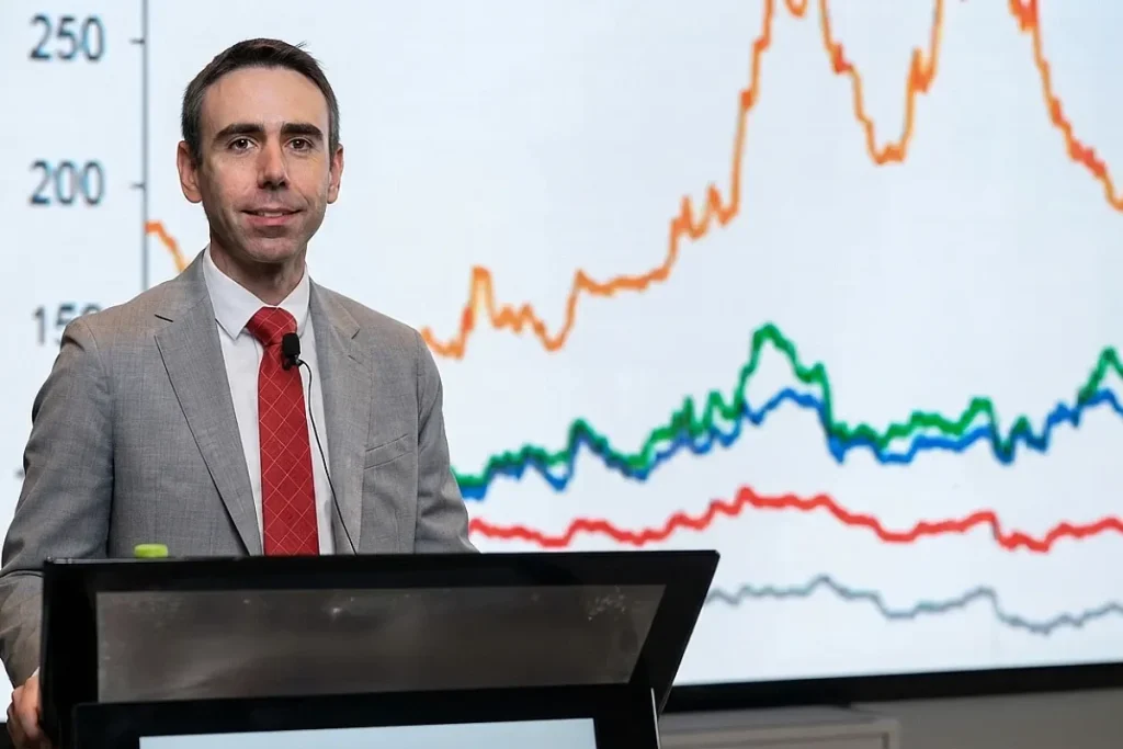 Javier Reusche is Moody's Vice President of Investment and one of the most recognized voices in the sector. By Moody's.