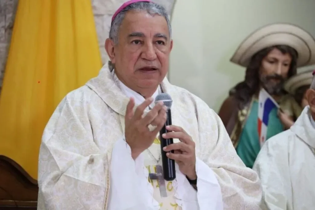 Monseñor Jose Domingo Ulloa. By PC.
