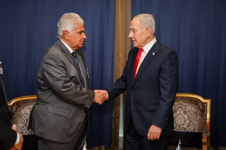 Netanyahu promises Mulino cooperation with Panama on technology, artificial intelligence and trade, during meeting of Latin American leaders - Mulino and Netanyahu shaking hands by Presidencia