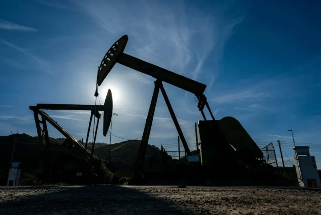 Crude oil. By EXPT.