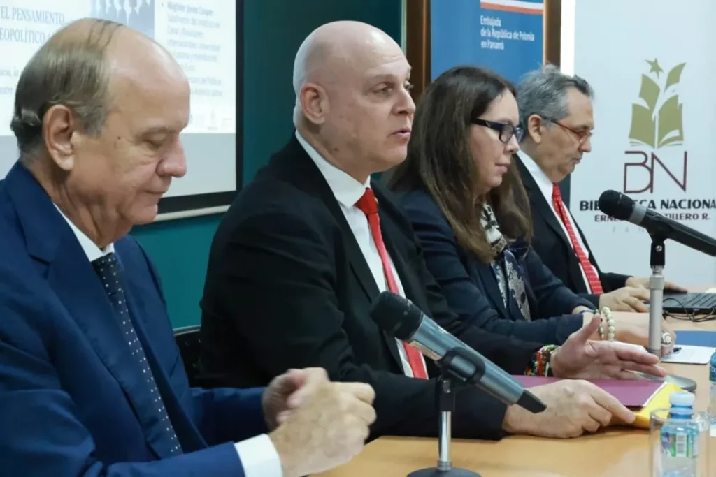 Poland and Latin America in democratic thought in the current geopolitical context, inaugurated this Thursday by the Deputy Minister of Multilateral Affairs and Cooperation, Carlos Guevara Mann and BoardCredit Mire GOB
