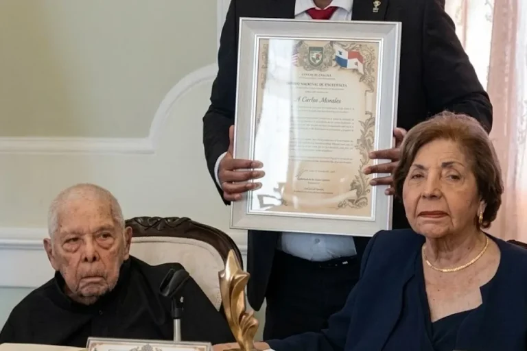 The Governor of Panama recognized Puerto Rican Sergeant Master José A. León as a distinguished citizen