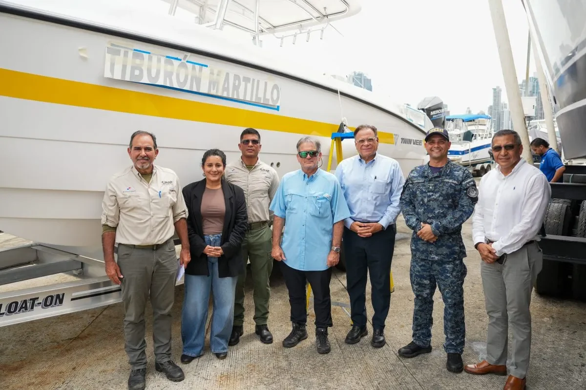 vessel named hammerhead shark and team Credit MiAmbiente