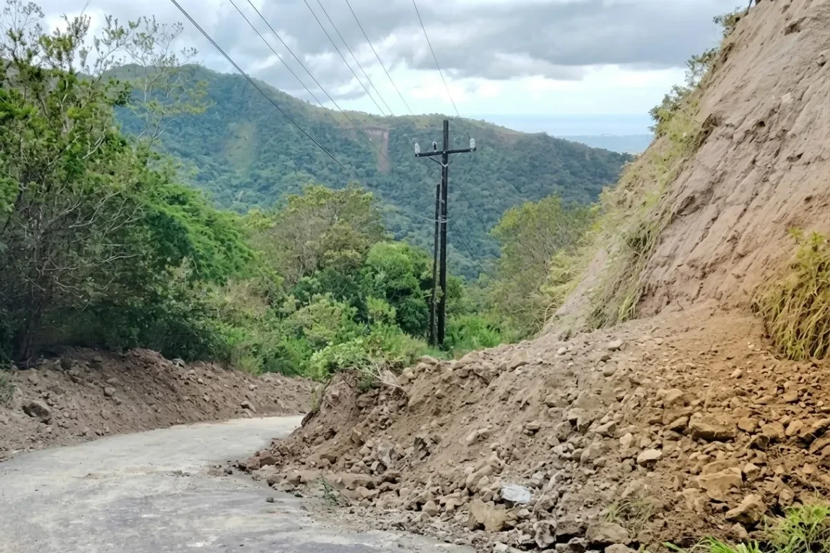 Landslide on Road to El Valle. By Junta Municipal El Valle.