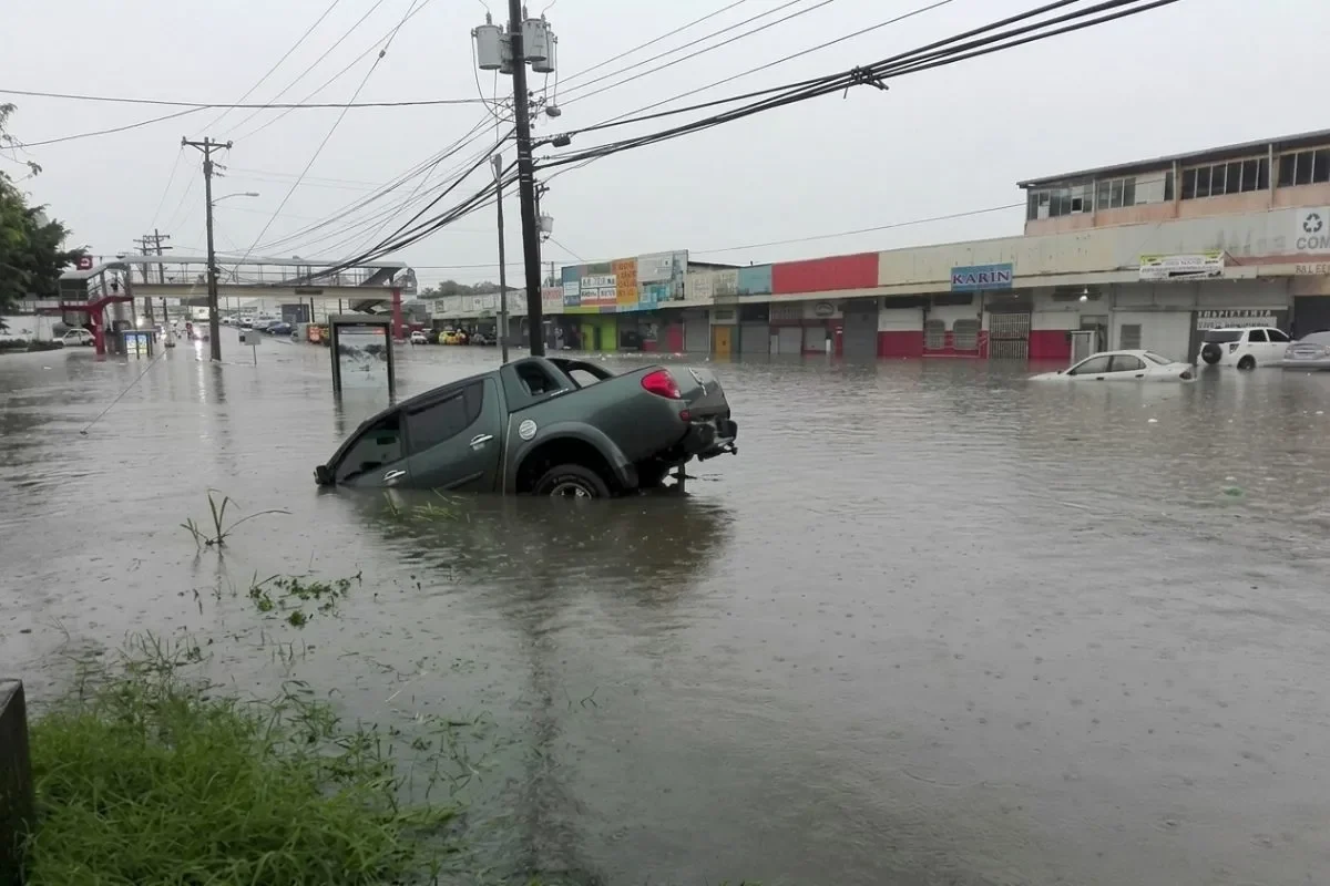 Pandemonium Behind the Wheel! Heavy Rains and Floods Paralyze Traffic in Panama City Vehicle stalled in deep water