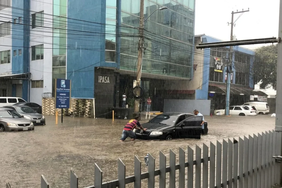 Vehicle stalled in deep water, empowered by IA.