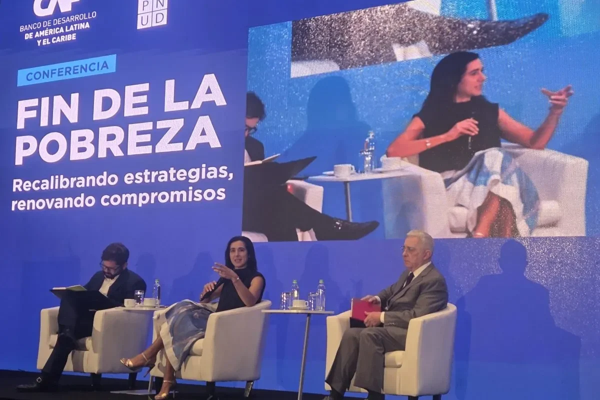 20 Countries Gather to Find Poverty Reduction Strategies in Panama CEPAL Boric and Uribe talking during Summit. By CEPAL