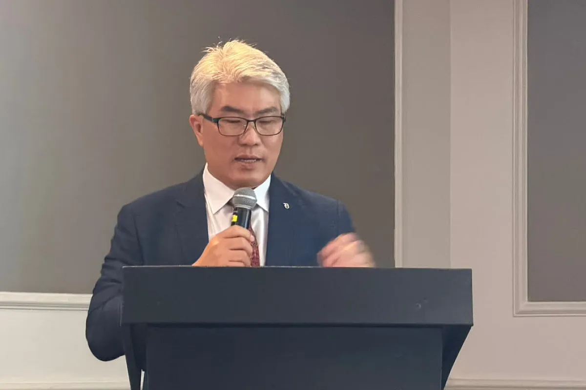 CEO Kim Kyung discusses the project in Panama. Photo: Israel Ramos.