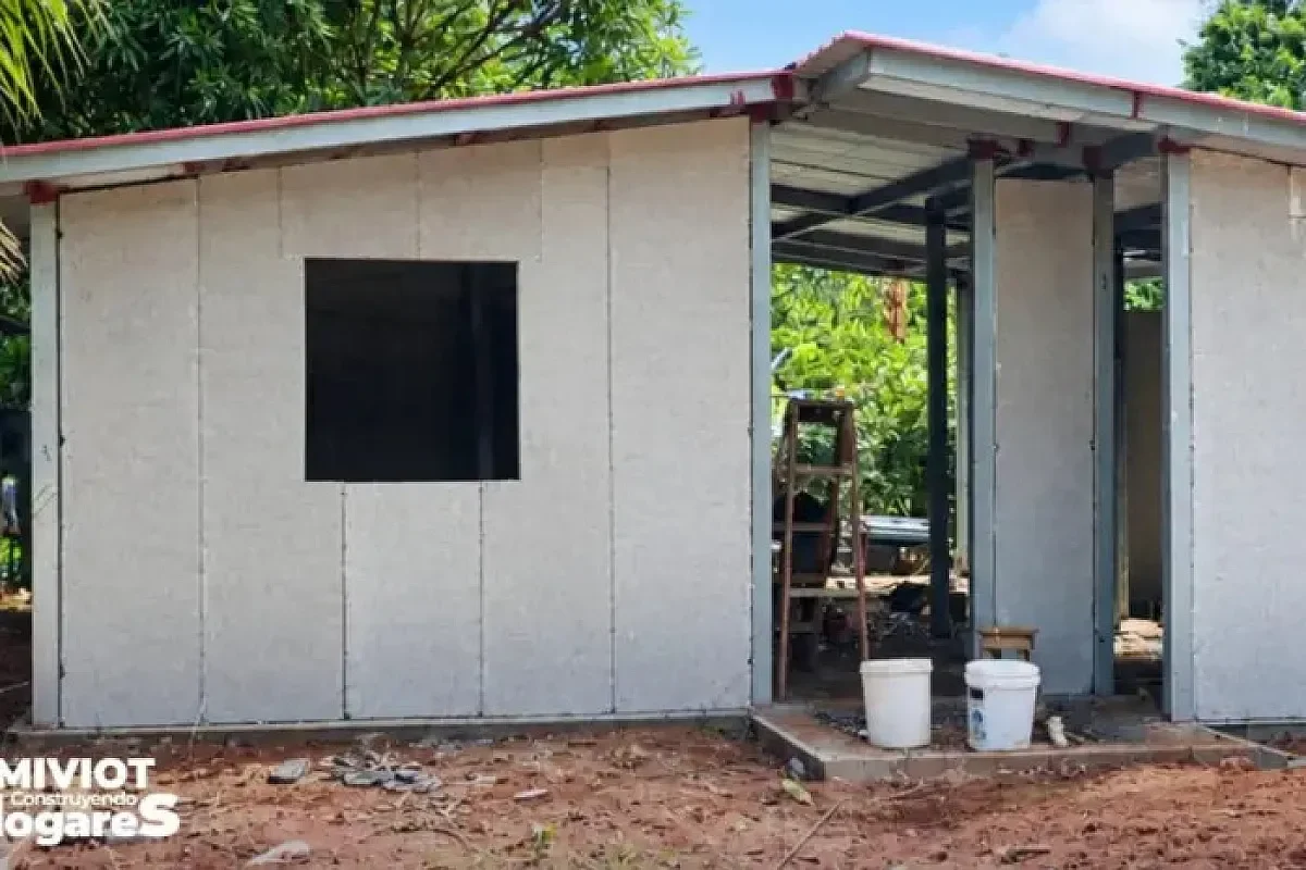 They are Earthquake-Resistant! Assures the Vice Minister Regarding Housing for Victims of the October 9 Quake Miviot Quake Panama Houses. By Miviot.