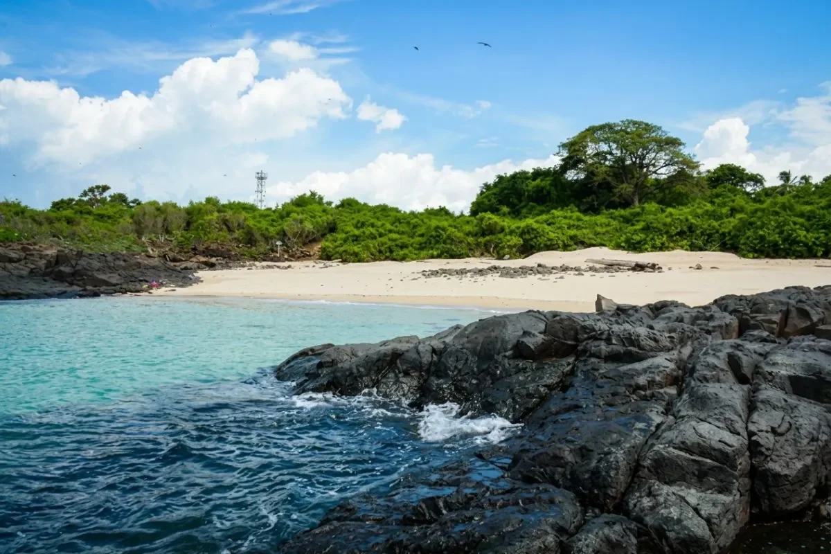 Playa el Faro Isla Iguana Panama By TravelCouple.
